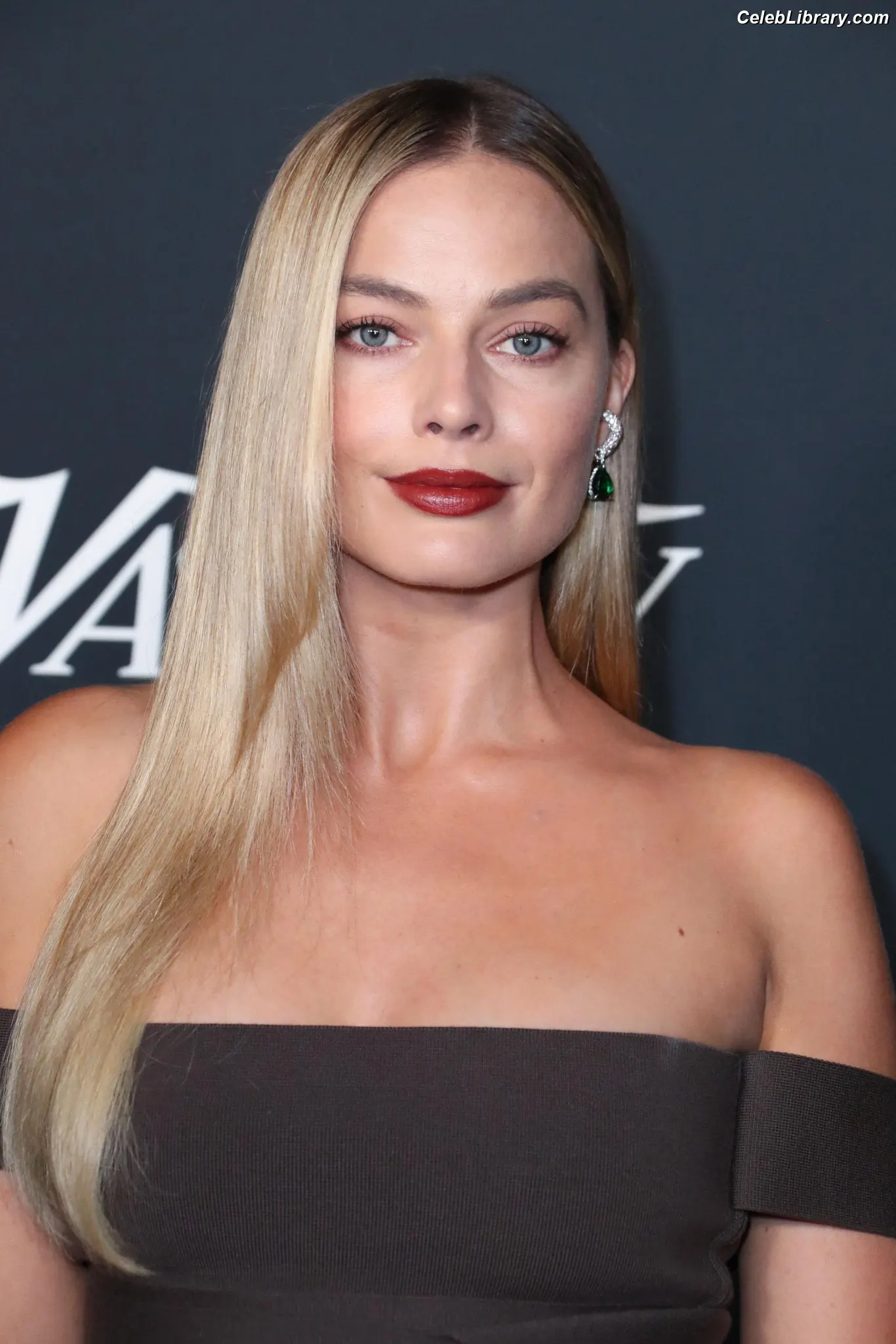 Margot Robbie photo 1 of 2577