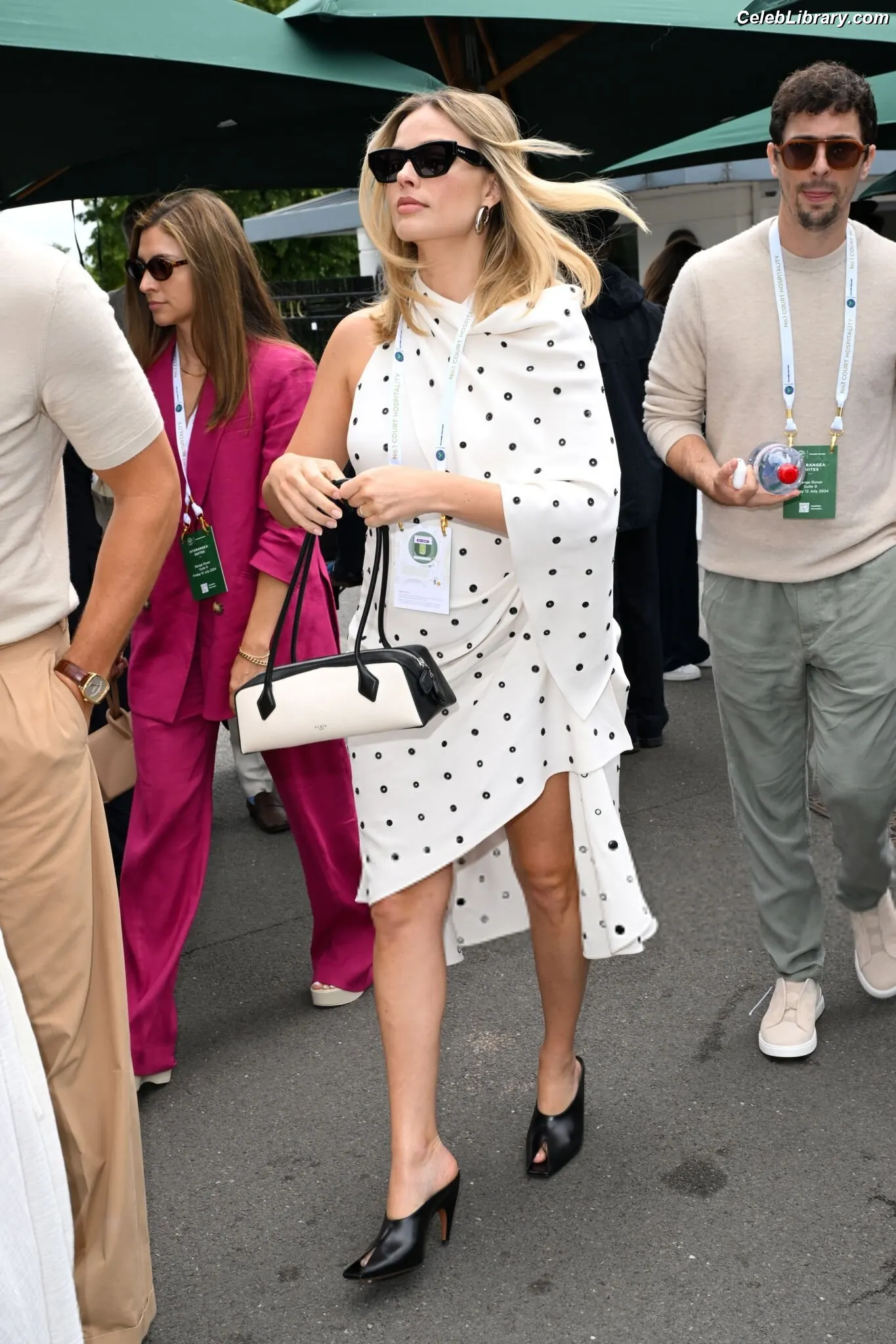 Margot Robbie photo 11 of 2577