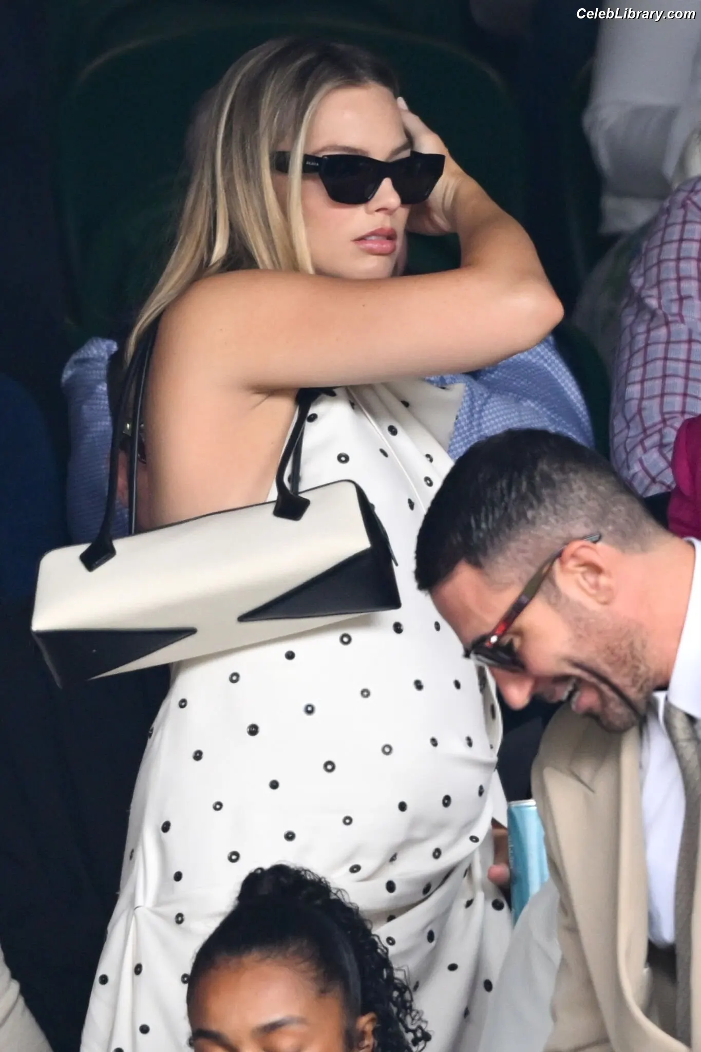 Margot Robbie photo 17 of 2577