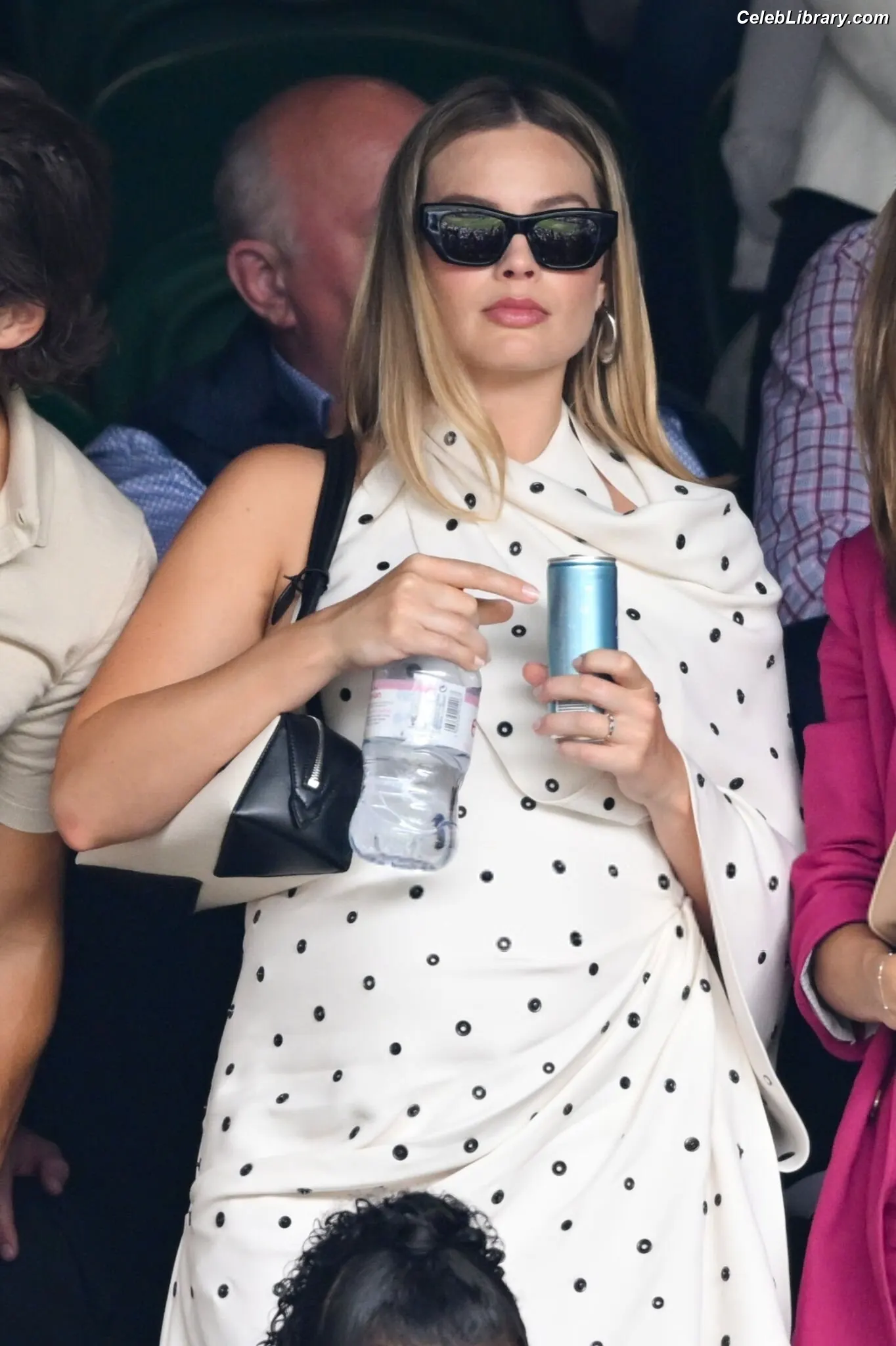Margot Robbie photo 19 of 2577