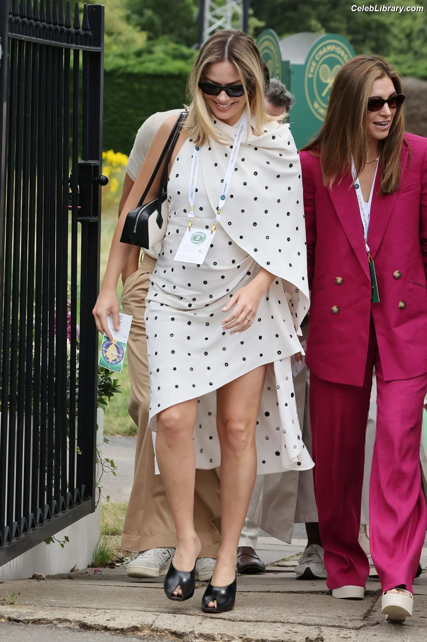 Margot Robbie photo 10 of 2577