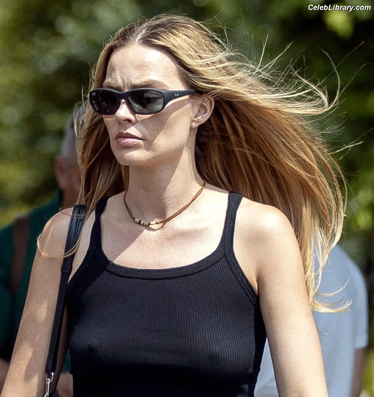 Margot Robbie photo 9 of 2577