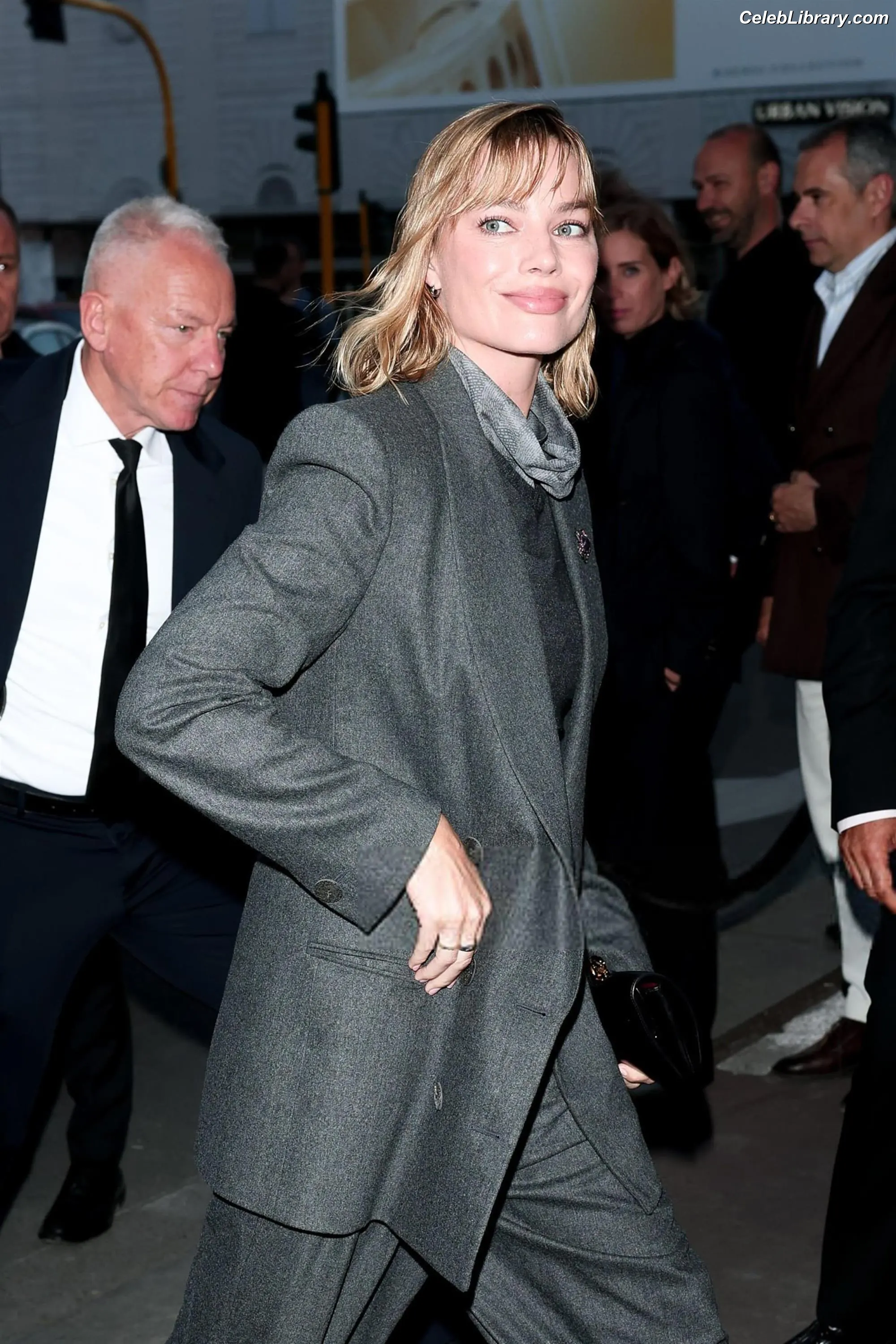 Margot Robbie photo 2 of 2577