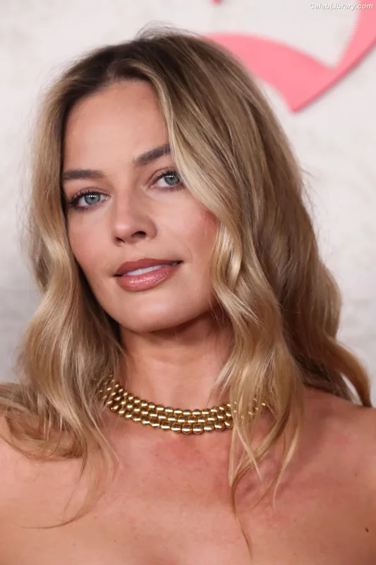 Margot Robbie photo 2 of 2576