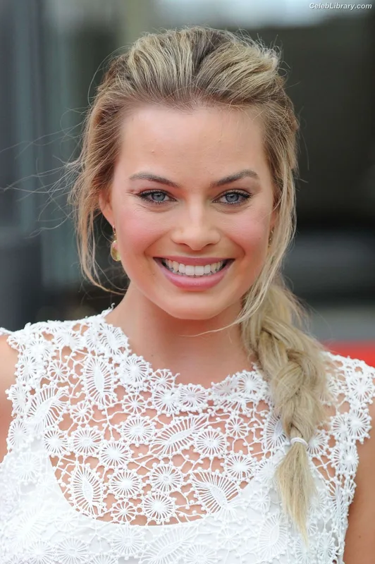 Margot Robbie photo 10 of 2576