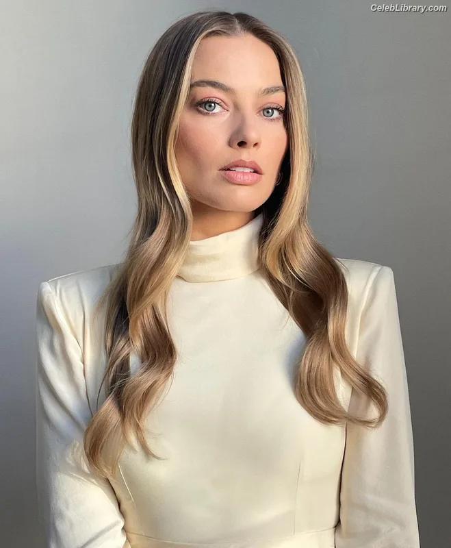 Margot Robbie photo 1 of 2576