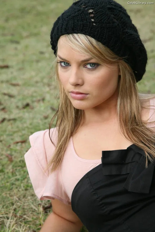 Margot Robbie photo 10 of 2576