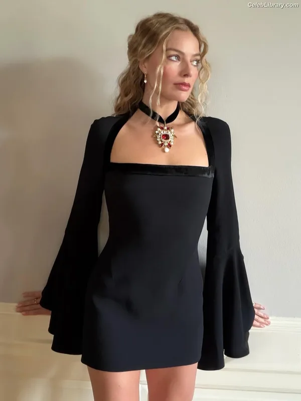 Margot Robbie photo 1 of 2576