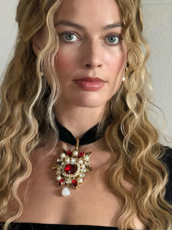 Margot Robbie photo 3 of 2576