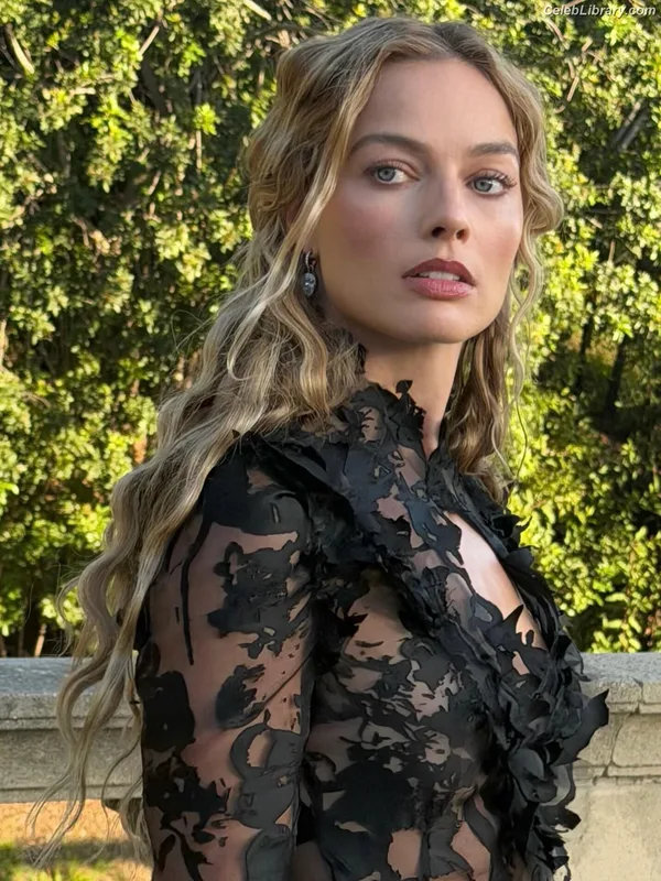 Margot Robbie photo 7 of 2576