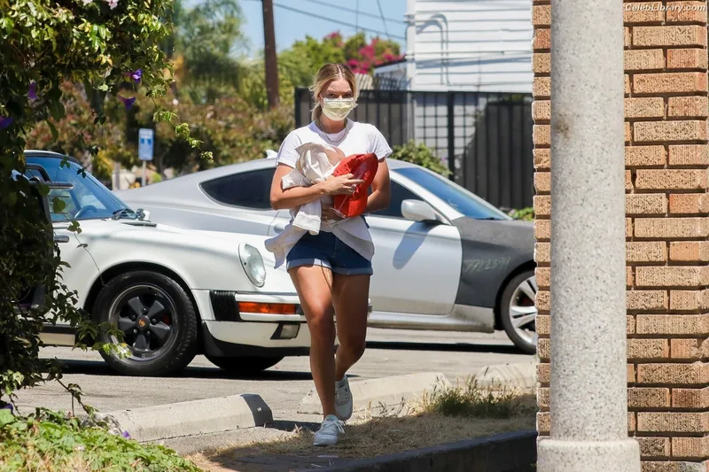 Margot Robbie photo 3 of 2576