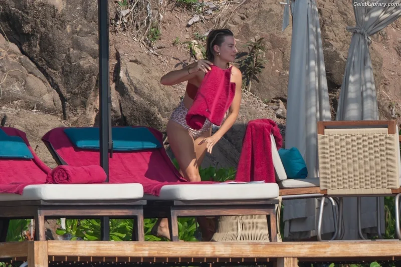 Margot Robbie photo 2 of 2576