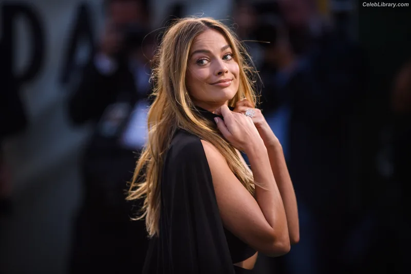 Margot Robbie photo 1 of 2576