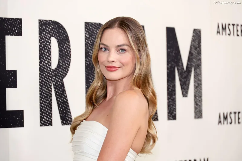 Margot Robbie photo 19 of 2576