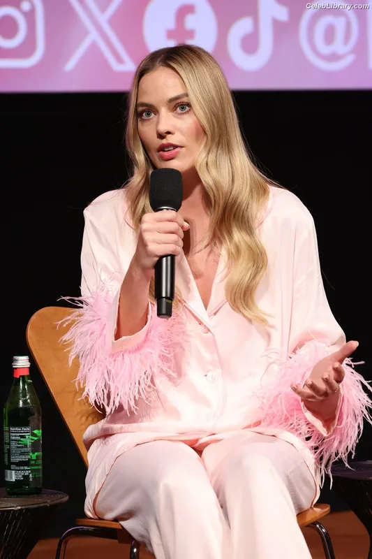 Margot Robbie photo 1 of 2576