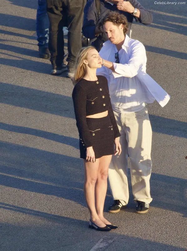 Margot Robbie photo 1 of 2576