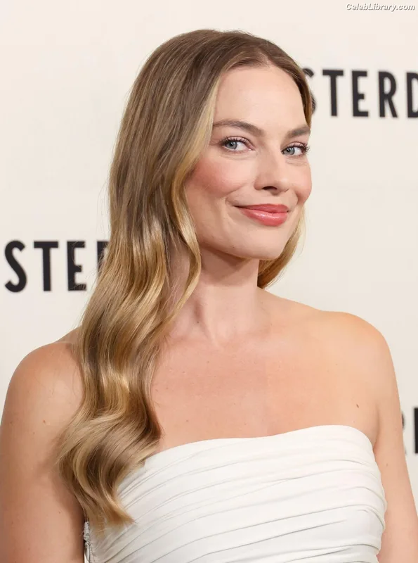 Margot Robbie photo 1 of 2576