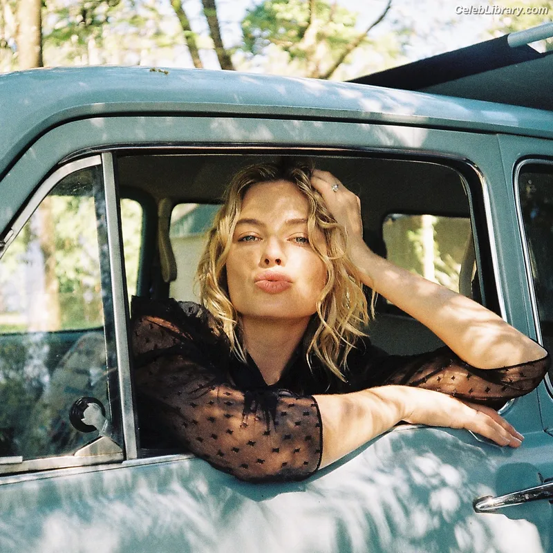 Margot Robbie photo 5 of 2576