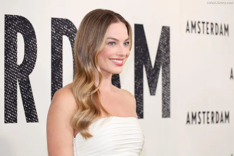 Margot Robbie photo 9 of 2576