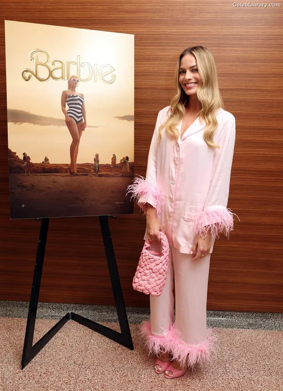 Margot Robbie photo 17 of 2576