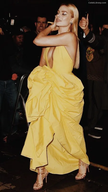 Margot Robbie photo 1 of 2576