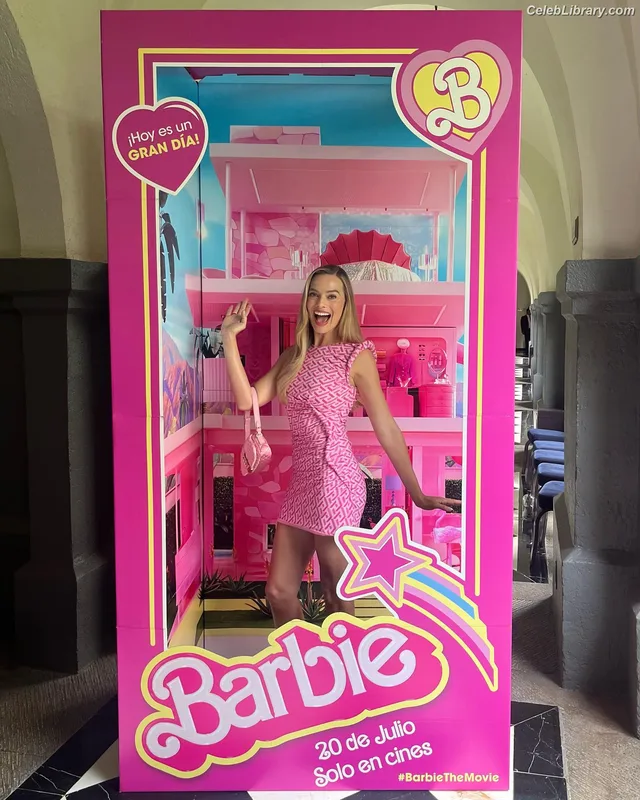 Margot Robbie photo 1 of 2576