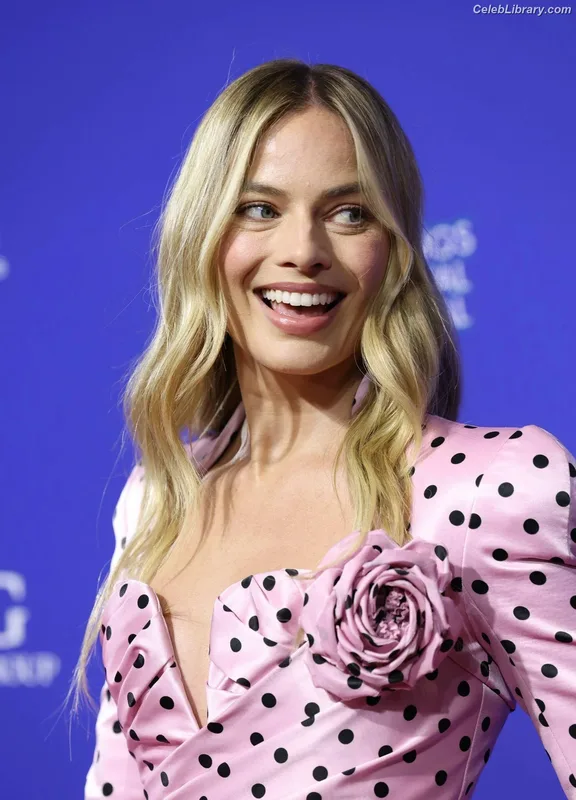 Margot Robbie photo 13 of 2576