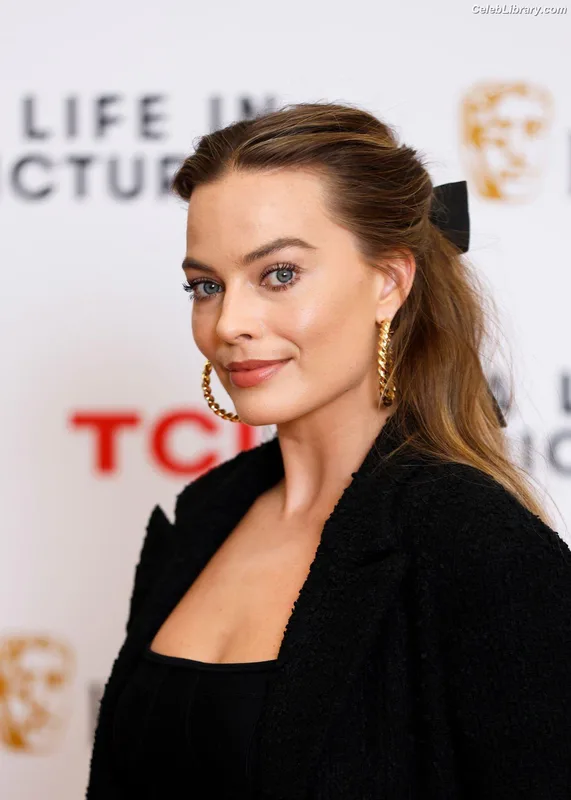 Margot Robbie photo 1 of 2576