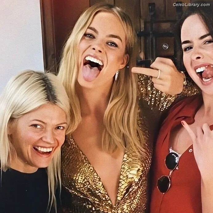 Margot Robbie photo 1 of 2576
