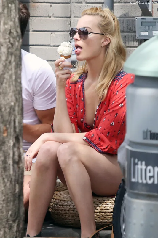 Margot Robbie photo 14 of 2576