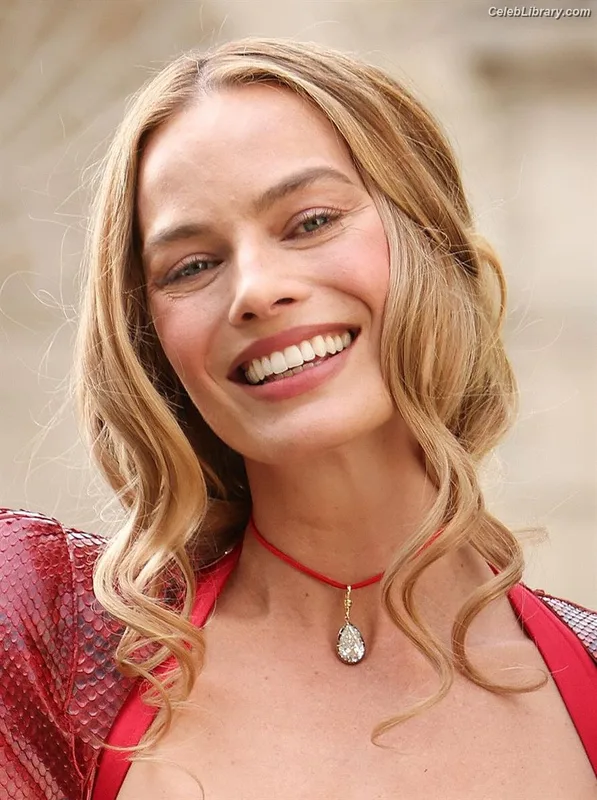 Margot Robbie photo 14 of 2576