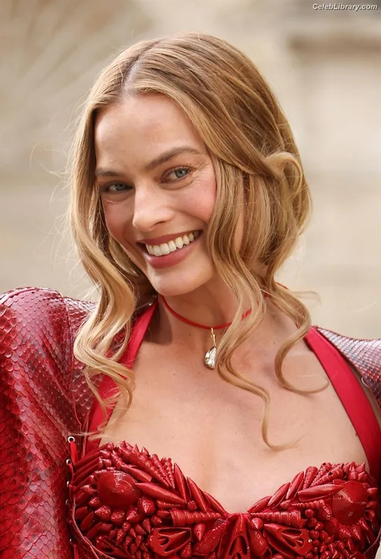 Margot Robbie photo 16 of 2576