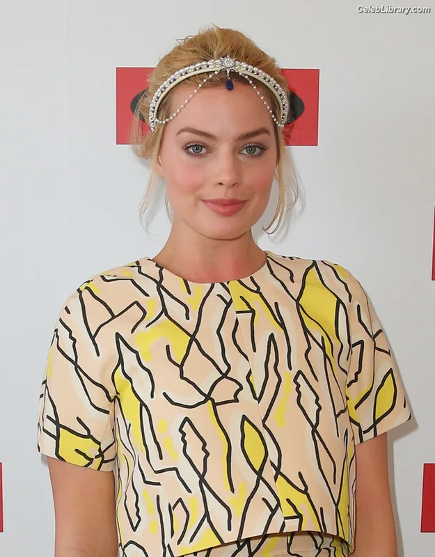 Margot Robbie photo 2 of 2576