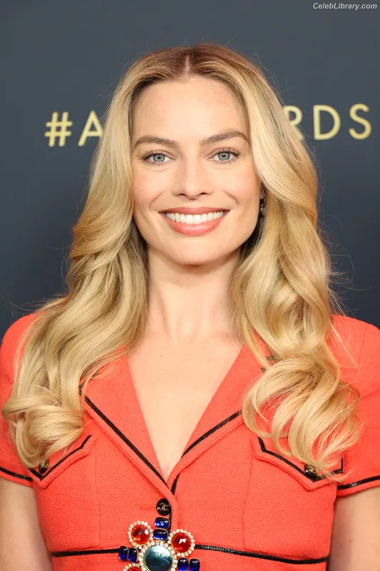 Margot Robbie photo 1 of 2576
