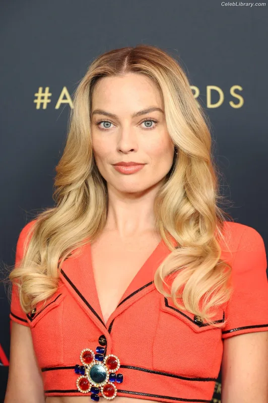 Margot Robbie photo 2 of 2576