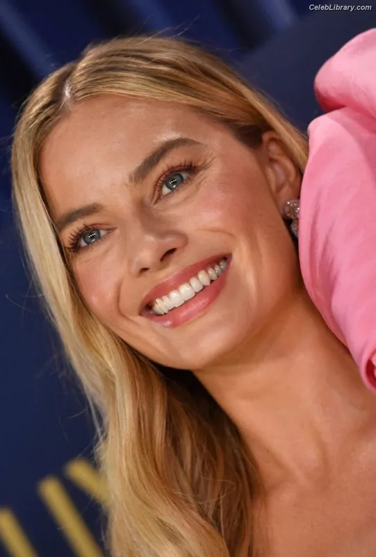 Margot Robbie photo 2 of 2576