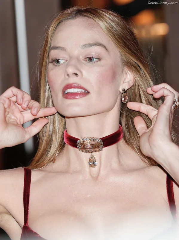 Margot Robbie photo 9 of 2576
