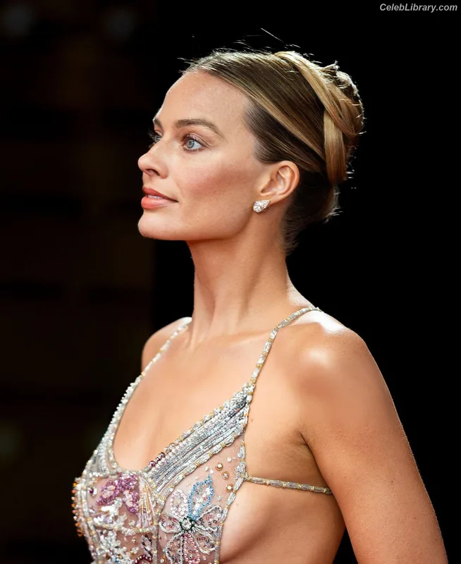 Margot Robbie photo 1 of 2576