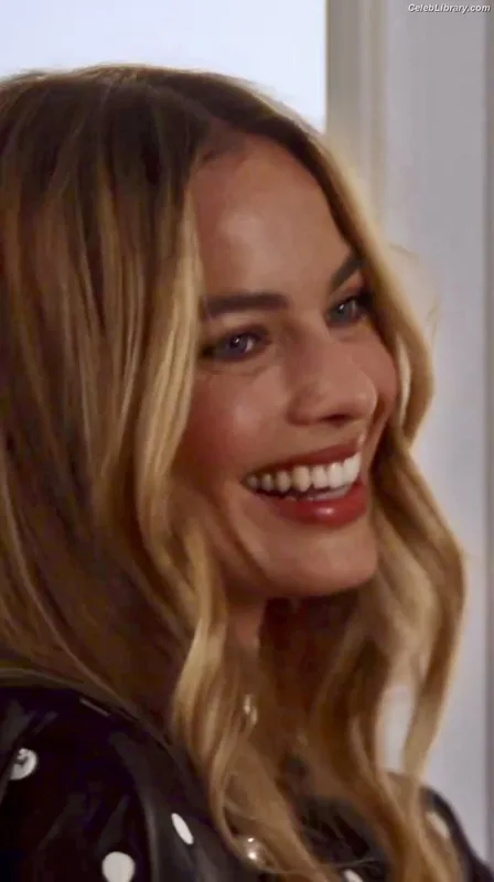 Margot Robbie photo 17 of 2576