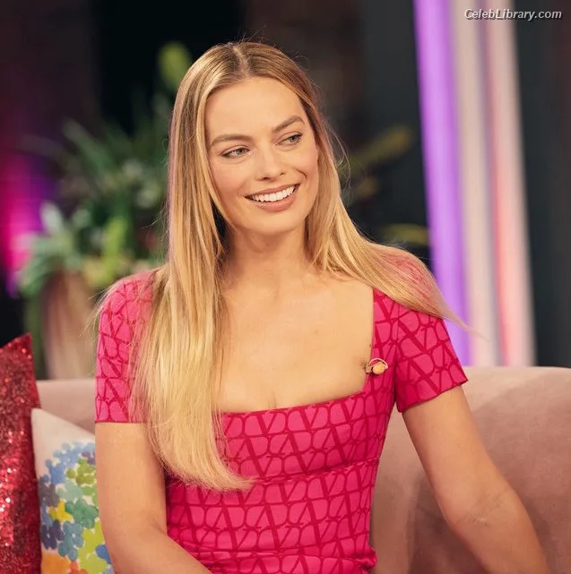 Margot Robbie photo 7 of 2576