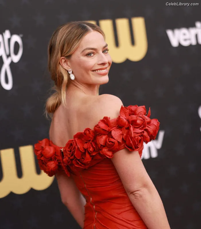 Margot Robbie photo 10 of 2576