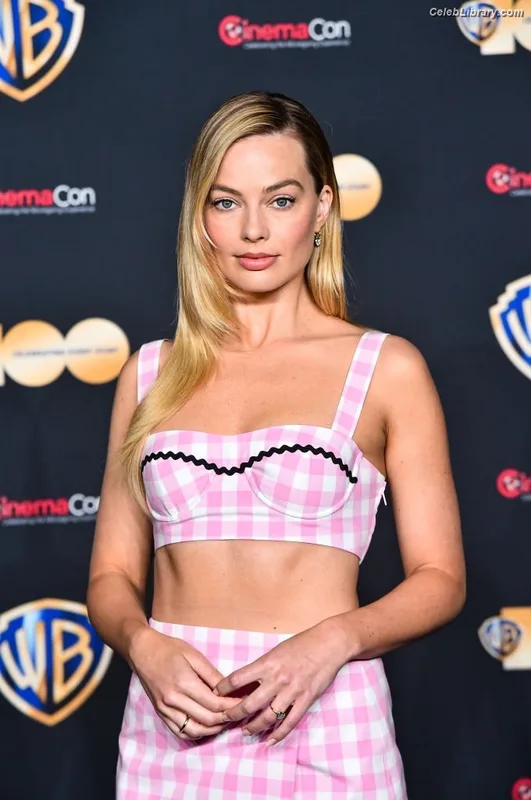 Margot Robbie photo 23 of 2576