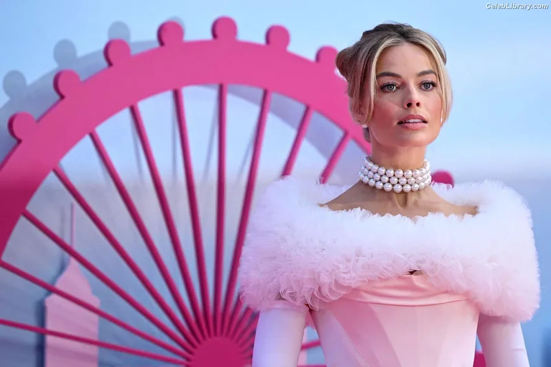 Margot Robbie photo 2 of 2576