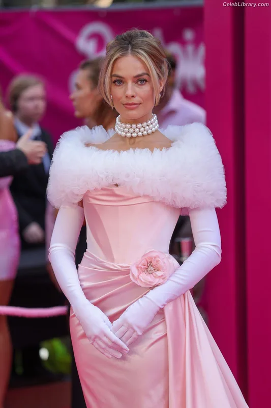 Margot Robbie photo 19 of 2576