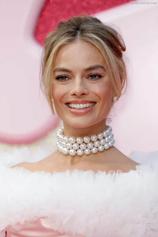 Margot Robbie photo 2 of 2576