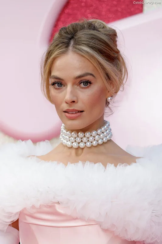 Margot Robbie photo 3 of 2576