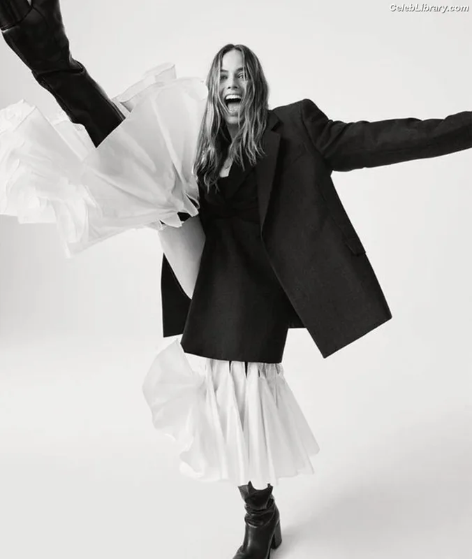 Margot Robbie photo 1 of 2576