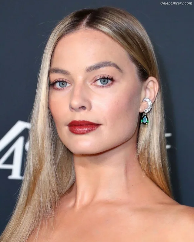 Margot Robbie photo 7 of 2576