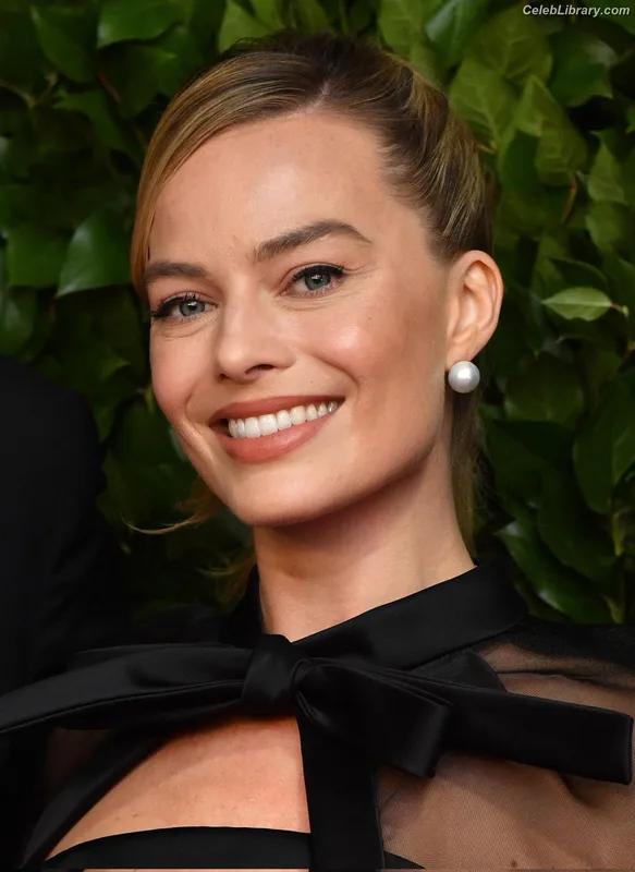 Margot Robbie photo 2 of 2576