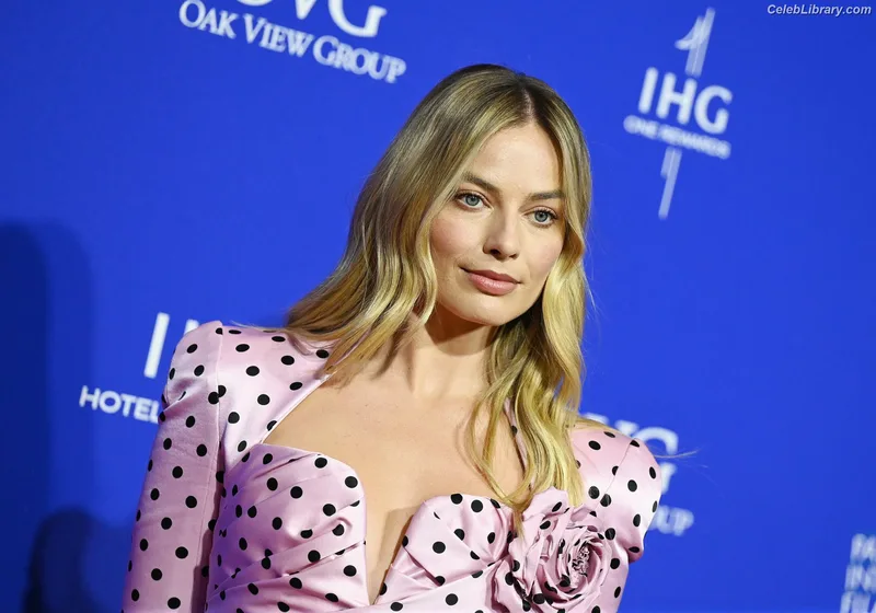 Margot Robbie photo 2 of 2576